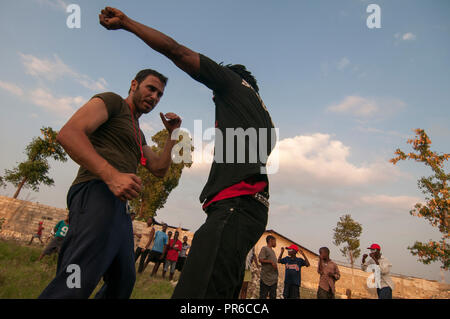 Der Leiter der Einav Levy-Delegation von Natan Humanitarian Aid unterrichtete Krav Maga ein israelisches Selbstverteidigungssystem, das für die israelische Armee entwickelt wurde, um eine Gruppe haitianischer Männer zu bilden, die als Sicherheitskräfte des provisorischen Lagers in Port-au-Prince ausgebildet wurden, das für Überlebende eines Erdbebens der Stärke 7,0 errichtet wurde, das Haiti am 12. Januar 2010 heimsuchte Stockfoto