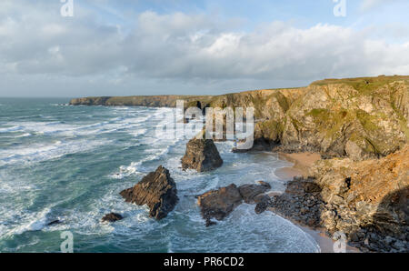 Surfen rund um Meer Stapel Bedruthan Steps, Cornwall Stockfoto