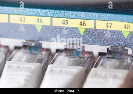 In der Nähe von high speed Netzwerk Switch und Kabel im Rechenzentrum Stockfoto