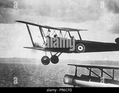 Diese bemerkenswerte Foto zeigt ein britisches Flugzeug verlassen Ihren rendezvous an Bord das Sandmännchen auf der Suche nach undersea Handwerk Stockfoto