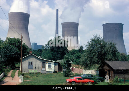 Wasserkühlung Türme der John Amos Kraftwerk Webstuhl über Poca, WV, Haus, das auf der anderen Seite des Kanawha River Zwei der Türme emittieren große Wolken von Dampf Stockfoto