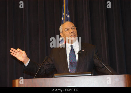 Colin Powell am Lehren Afrika Jugend Forum und Ausstellung, die von der afrikanischen Gesellschaft der Nationalen Gipfel, die sich auf Afrika und die World Affairs Council, in dem Dean Acheson Auditorium gefördert. 9/17/2004 Stockfoto