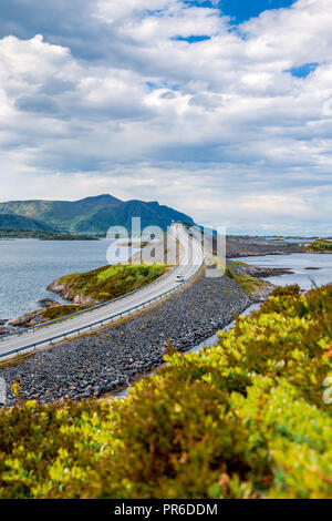 Norwegen Atlantic Ocean Road oder der Atlantikstraße (Atlanterhavsveien) wurde den Titel als "Norwegischen Bauwerk des Jahrhunderts" ausgezeichnet. Die Straße Klas- Stockfoto