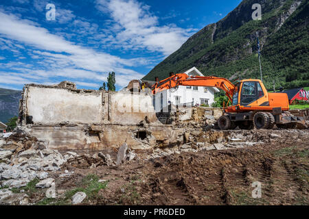 Abriss des alten Hauses für den Bau neuer Wohnungen Stockfoto