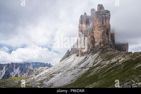 Sommer panorama Blick auf die Drei Zinnen - Tre Cime di Lavaredo Massive Rock, Sextner Dolomiten, Südtirol. Dolomiten, Italien Stockfoto