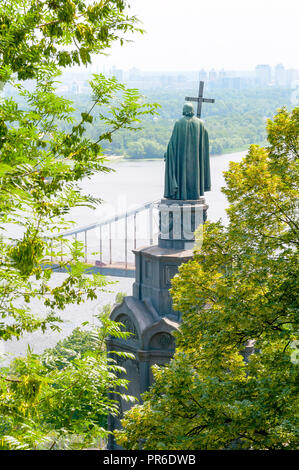 Ansicht von Denkmal St. Vladimir, der Täufer von Russland mit Dnepr und Kiew im Hintergrund Stockfoto