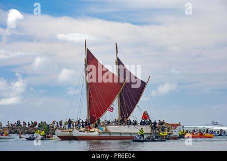 Traditionelle hawaiische Kanu Hokulea kommt von seiner weltweiten Reise ohne Instrumente, hokulea Homecoming, Magic Island, Oahu, Hawaii, USA Stockfoto