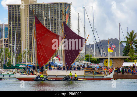 Traditionelle hawaiische Kanu Hokulea kommt von seiner weltweiten Reise der Weltumrundung ohne Instrumente, hokulea Homecoming, Oahu, Hawaii, USA Stockfoto