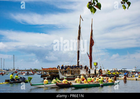 Traditionelle hawaiische Kanu Hokulea kommt von seiner Reise der Weltumrundung ohne Instrumente, hokulea Homecoming, Magic Island, Oahu, Hawaii Stockfoto