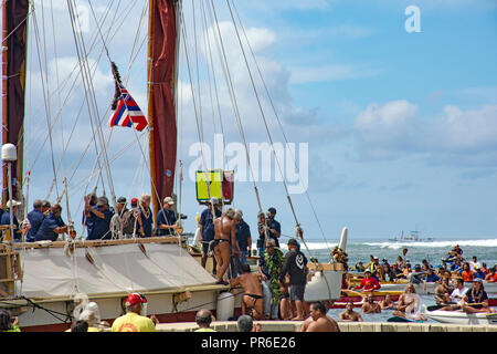 Traditionelle hawaiische Kanu Hokulea kommt von seiner weltweiten Reise der Weltumrundung ohne Instrumente, hokulea Homecoming, Oahu, Hawaii, USA Stockfoto