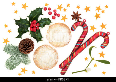 Weihnachten festliche Symbole mit Mince Pies, Zuckerstangen, winter Flora von Holly, Mistel, schneebedeckte tanne und kiefer Kegel mit goldenen Sternen auf Weiß. Stockfoto