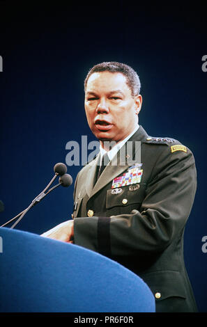 Colin Powell, Vorsitzender Generalstabs, Zuschauer und Journalisten bei einer speziellen Preisverleihung vor dem Willkommen zu Hause Feier zu Ehren der Streitkräfte der Koalition, die in Desert Storm serviert. Stockfoto