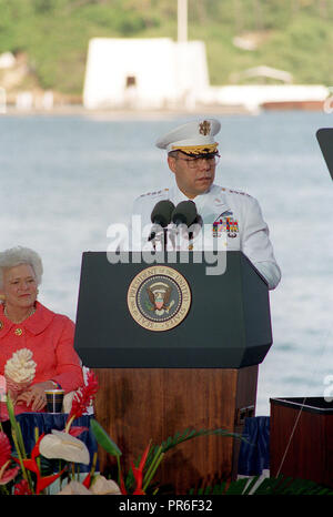 General Colin L. Powell, Vorsitzender des Generalstabs, spricht auf Kilo 8 Pier bei einer Einhaltung des 50. Jahrestages der japanische Angriff auf Pearl Harbor. Stockfoto