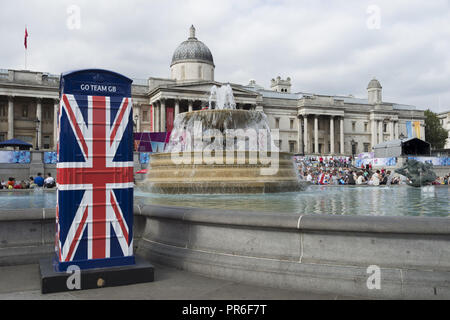 Union Jack Phonebox am Trafalgar Square London UK zu feiern, die der Olympischen Spiele 2012 Stockfoto