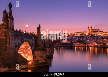 Blick auf die Karlsbrücke und Prager Burg bei Sonnenuntergang Stockfoto