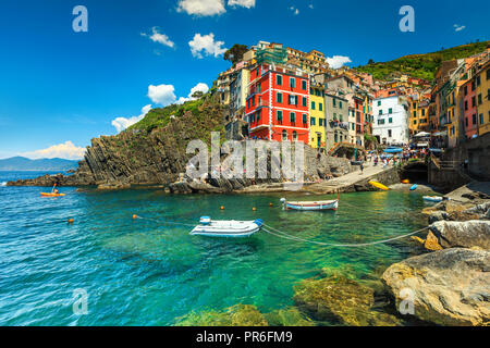 Atemberaubendes Panorama von Riomaggiore berühmten touristischen Dorf, der Nationalpark der Cinque Terre, Ligurien, Italien, Europa Stockfoto