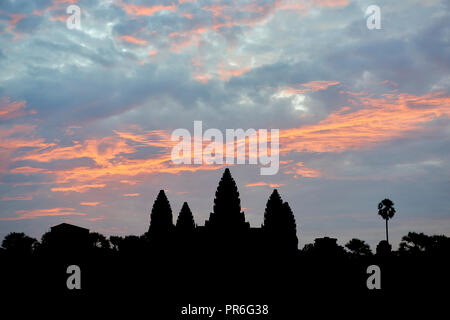 Silhouette der Ruinen bei Sonnenaufgang in Angkor Wat. Die Angkor Wat complex, während des Khmer-reiches alter gebaut, in Siem Reap, Kambodscha gelegen, ist die größte Stockfoto