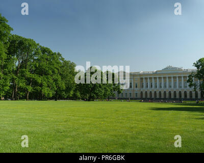 St. Petersburg, Russland, 28. Mai 2018 Menschen auf dem Grün Royal Park entfernt Stockfoto