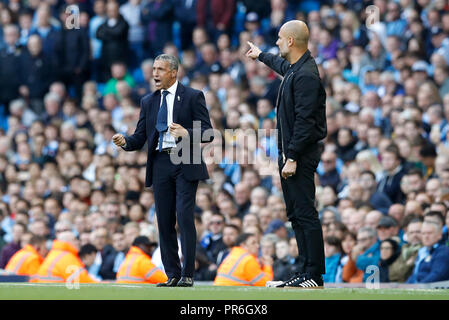 Brighton & Hove Albion Manager Chris Hughton (links) und Manchester City Manager Pep Guardiola auf der touchline während der Premier League Match an der Etihad Stadium, Manchester. Stockfoto