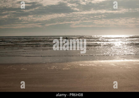 Lone Fischer in der Gulfz Meicco auf Padre Island Stockfoto