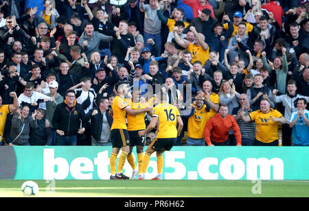 Wolverhampton Wanderers 'Ivan Cavaleiro (Mitte) feiert ersten Ziel seiner Seite des Spiels zählen während der Premier League Spiel im Molineux, Wolverhampton. Stockfoto