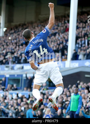 Everton ist Cenk Tosun feiert zweiten Ziel seiner Seite des Spiels zählen während der Premier League Spiel im Goodison Park, Liverpool. Stockfoto