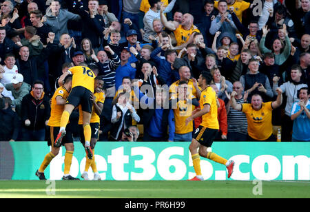 Wolverhampton Wanderers 'Ivan Cavaleiro (Mitte rechts) feiert ersten Ziel seiner Seite des Spiels zählen während der Premier League Spiel im Molineux, Wolverhampton. Stockfoto