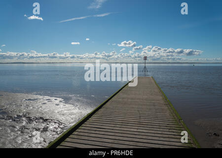 Nachmittag Sonnenlicht im September in Lytham St Annes Fylde Coast, Lancashire, England, Großbritannien mit Holzsteg oder Pier und nautischen Kanal Marker Stockfoto
