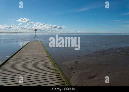 Nachmittag Sonnenlicht im September in Lytham St Annes Fylde Coast, Lancashire, England, Großbritannien mit Holzsteg oder Pier und nautischen Kanal Marker Stockfoto