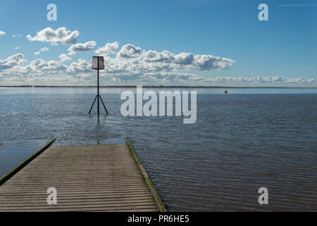 Nachmittag Sonnenlicht im September in Lytham St Annes Fylde Coast, Lancashire, England, Großbritannien mit Holzsteg oder Pier und nautischen Kanal Marker Stockfoto