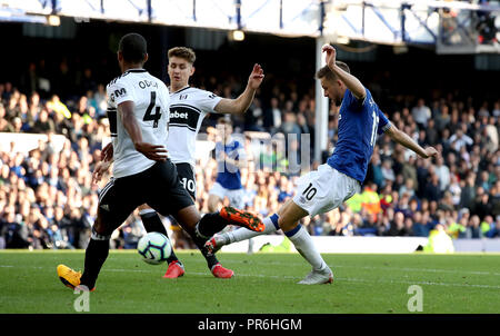 Everton ist gylfi Sigurdsson Kerben dritten Ziel seiner Seite des Spiels während der Premier League Spiel im Goodison Park, Liverpool. Stockfoto