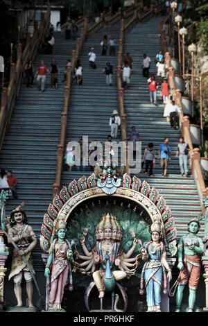 Menschen auf den Stufen der Batu Caves in Selangor, Malaysia Stockfoto