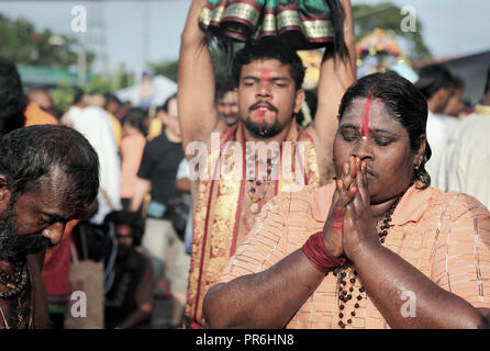 Hingerissen hinduistische Pilger am Batu Höhlen während Thaipusam Festival in Selangor, Malaysia Stockfoto