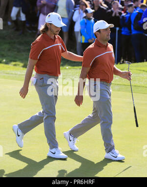 Tommy Fleetwood (links) und Francesco Molinari vom Team Europe beim Viererspiel am zweiten Tag des Ryder Cup im Le Golf National, Saint-Quentin-en-Yvelines, Paris. DRÜCKEN SIE VERBANDSFOTO. Bilddatum: Samstag, 29. September 2018. Siehe PA Story Golf Ryder. Das Foto sollte lauten: Gareth Fuller/PA Wire. EINSCHRÄNKUNGEN: Die Nutzung unterliegt Einschränkungen. Nur zur redaktionellen Verwendung in schriftlicher Form. Keine kommerzielle Nutzung. Stockfoto