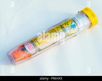 Adrenalin autoinjektors oder Epipen für intravenöse Dosen von Epinephrin oder Adrenalin durch eine Nadel in einen Patienten leiden an einer Allergie. Stockfoto