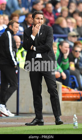 Von Derby County Manager Frank Lampard auf der touchline während der Sky Bet Championship Match an der Universität Bolton Stadion. PRESS ASSOCIATION Foto. Bild Datum: Samstag, September 29, 2018. Siehe PA-Geschichte Fußball Bolton. Photo Credit: Dave Howarth/PA-Kabel. Einschränkungen: EDITORIAL NUR VERWENDEN Keine Verwendung mit nicht autorisierten Audio-, Video-, Daten-, Spielpläne, Verein/liga Logos oder "live" Dienstleistungen. On-line-in-Match mit 120 Bildern beschränkt, kein Video-Emulation. Keine Verwendung in Wetten, Spiele oder einzelne Verein/Liga/player Publikationen. Stockfoto