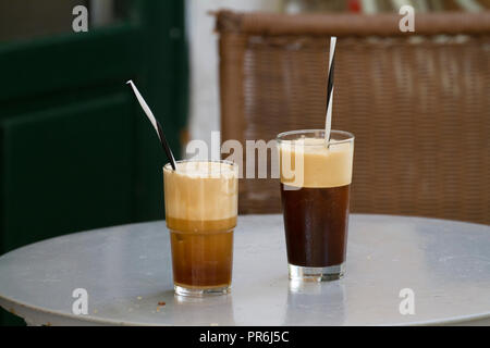 Kaffee in Gläser, mit Strohhalmen, warten getrunken zu werden Stockfoto