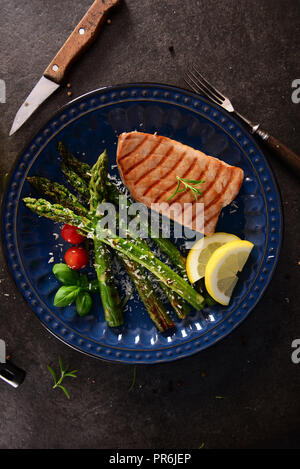 Gegrillter Thunfisch Steak mit gebratenem Spargel und Parmesan Stockfoto