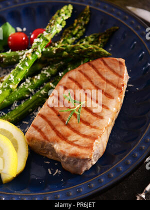 Gegrillter Thunfisch Steak mit gebratenem Spargel und Parmesan Stockfoto