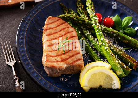 Gegrillter Thunfisch Steak mit gebratenem Spargel und Parmesan Stockfoto