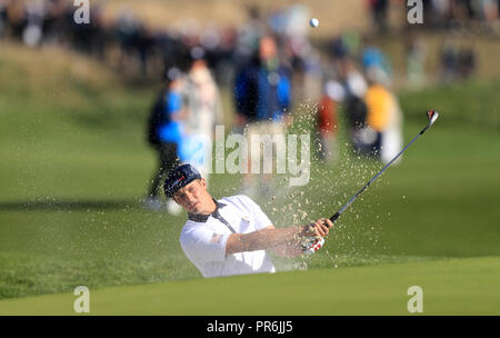 Das Team USA Bryson Dechambeau Hits aus dem Bunker am 10. Während die Viererspiele Match an Tag zwei des Ryder Cup bei Le Golf National, Saint-Quentin-en-Yvelines, Paris. Stockfoto