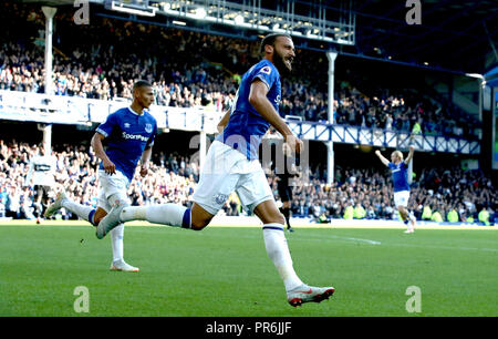 Everton ist Cenk Tosun feiert zweiten Ziel seiner Seite des Spiels zählen während der Premier League Spiel im Goodison Park, Liverpool. Stockfoto