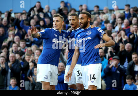 Everton ist Cenk Tosun (rechts) feiert das zweite Ziel seiner Seite des Spiels zählen während der Premier League Spiel im Goodison Park, Liverpool. Stockfoto