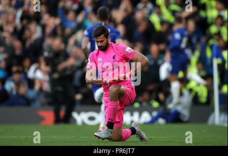 Liverpool Alisson Torwart reagiert, nachdem Chelsea's Eden Hazard Kerben erste Ziel seiner Seite des Spiels während der Premier League Match an der Stamford Bridge, London. Stockfoto