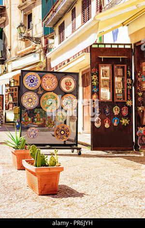 Monreale, Italien - 18 September 2017: Keramik Souvenir Shop in der Straße von Monreale, Sizilien, Italien Stockfoto