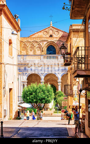 Monreale, Italien - 18 September, 2017: die Menschen an der Kathedrale von Monreale in Sizilien Insel, Italien Stockfoto