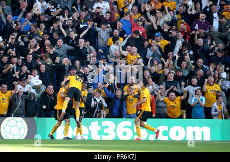 Wolverhampton Wanderers 'Ivan Cavaleiro (Mitte rechts) feiert ersten Ziel seiner Seite des Spiels zählen während der Premier League Spiel im Molineux, Wolverhampton. PRESS ASSOCIATION Foto. Bild Datum: Samstag, September 29, 2018. Siehe PA-Geschichte Fussball Wölfe. Photo Credit: Nick Potts/PA-Kabel. Einschränkungen: EDITORIAL NUR VERWENDEN Keine Verwendung mit nicht autorisierten Audio-, Video-, Daten-, Spielpläne, Verein/liga Logos oder "live" Dienstleistungen. On-line-in-Match mit 120 Bildern beschränkt, kein Video-Emulation. Keine Verwendung in Wetten, Spiele oder einzelne Verein/Liga/player Publikationen. Stockfoto