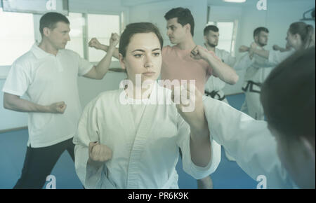 Porträt eines jungen Mädchens in einer taekwondo Training in einem Fitnessstudio Stockfoto