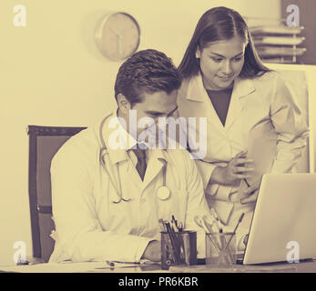 Fragen Intern Beratung von medizinischen Betreuer an der Klinik Rezeption Stockfoto