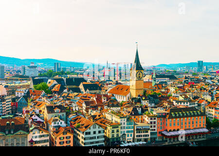 Zürich, Schweiz - 2 September, 2016: St. Peter Kirche und Dächer am Limmatquai im Stadtzentrum von Zürich, Schweiz. Stockfoto